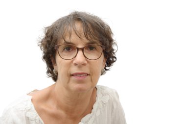 Olgun gülümseyen esmer kadın portresi