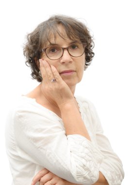 Olgun gülümseyen esmer kadın portresi