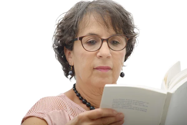 Rijpe brunette vrouw lezen van een boek — Stockfoto
