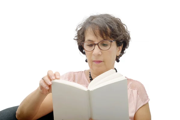 Mulher morena madura lendo um livro — Fotografia de Stock