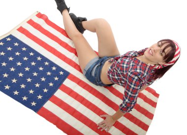 güzel genç kadın bir Amerikan bayrağı üzerinde yalan