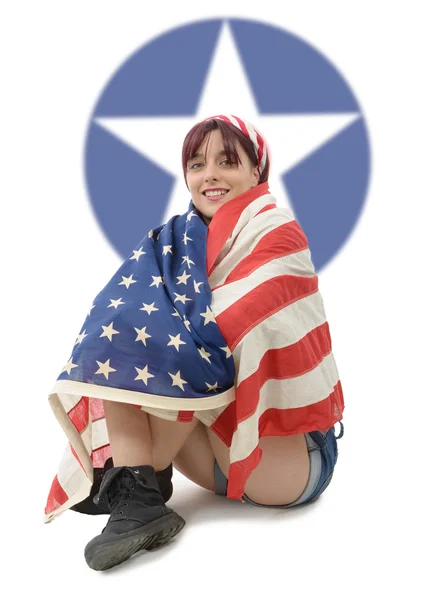 Красивая молодая женщина, одетая в американский флаг — стоковое фото