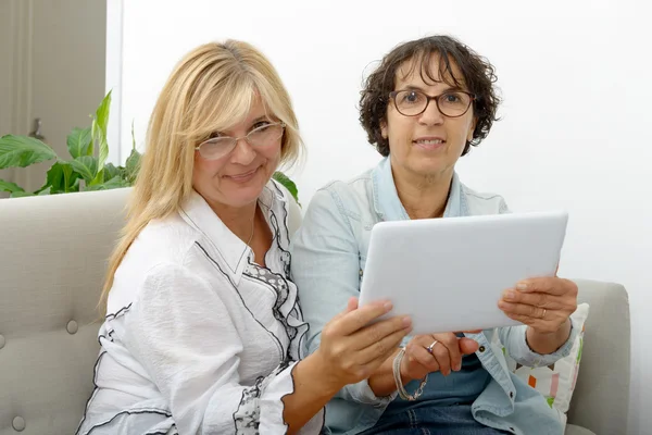 Két vonzó érett nők websurfing tabletta — Stock Fotó
