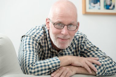 Gözlüklü olgun bir adamın portresi.