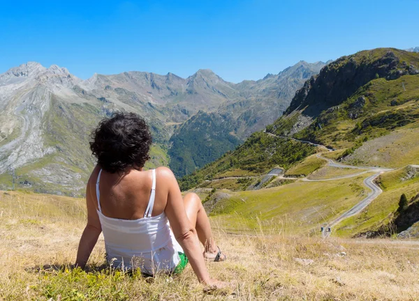Kadın turist dağların manzarasına hayran. — Stok fotoğraf