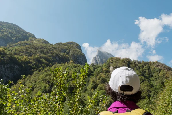 熟女山のハイカー — ストック写真