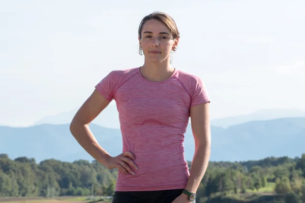 Portrét mladé sportovní ženy na venkově — Stock fotografie