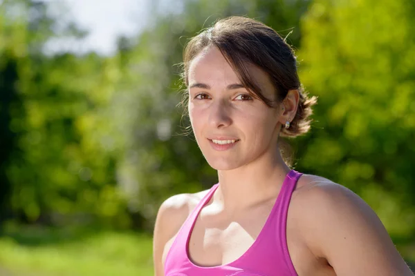 Retrato de jovem mulher esportiva no campo — Fotografia de Stock