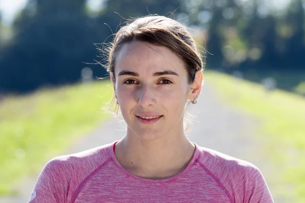 Porträtt av ung sportig kvinna på landsbygden — Stockfoto