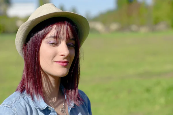 Hermosa joven con sombrero — Foto de Stock