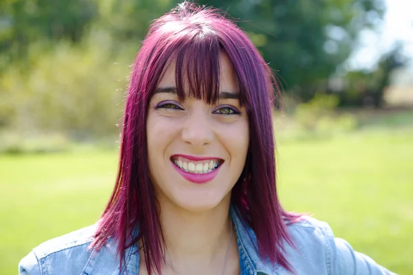 Retrato de una joven con ojos verdes —  Fotos de Stock