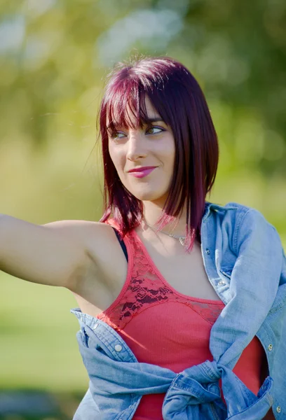 Portret van een jonge vrouw met groene ogen — Stockfoto