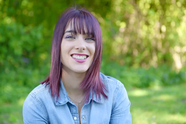 Porträt einer jungen Frau mit grünen Augen — Stockfoto