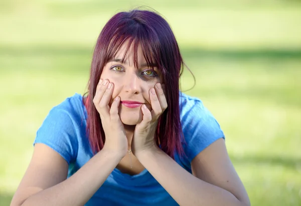 Retrato de una joven con ojos verdes — Foto de Stock