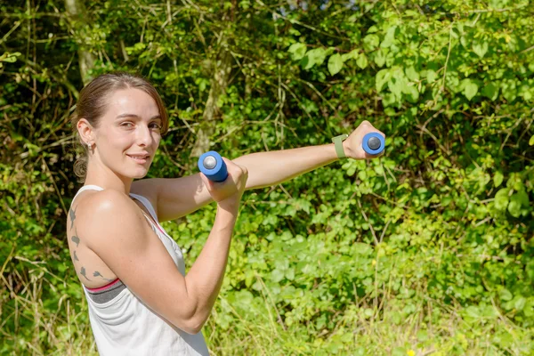 Fitness donna che fa esercizi con manubri — Foto Stock