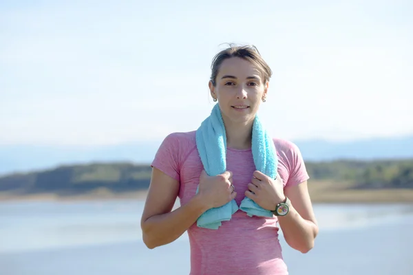 Młoda kobieta sportowy niebieski ręcznik na wsi — Zdjęcie stockowe