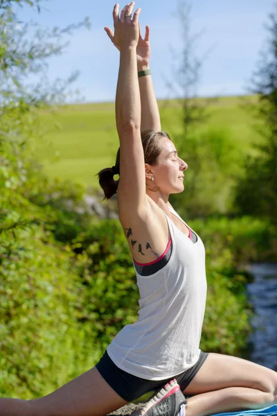 Fitness žena dělá cvičení — Stock fotografie