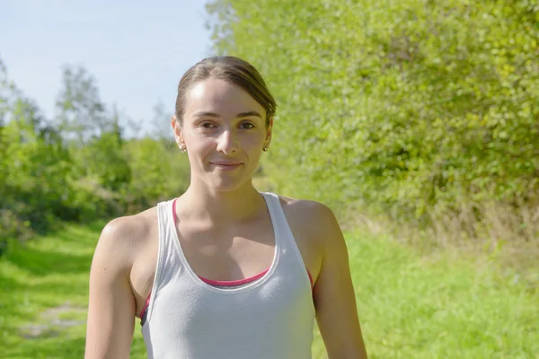 Ritratto di giovane donna sportiva in campagna — Foto Stock