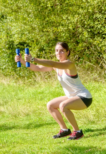 Fitness-Frau macht Übungen mit Kurzhanteln — Stockfoto