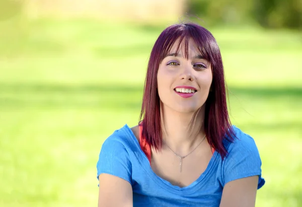 Retrato de una hermosa joven con una camisa azul — Foto de Stock