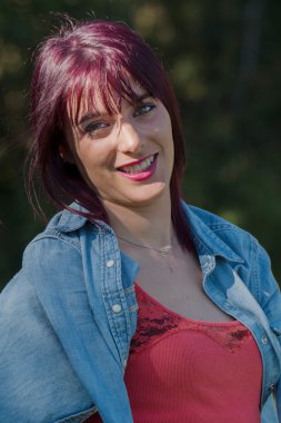 güzel genç kadın Kızıl saçlı, açık havada