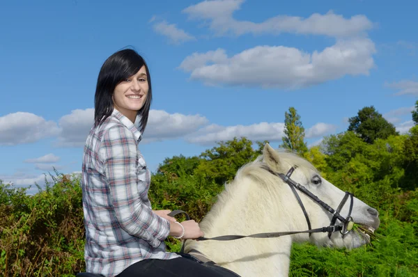 Młoda piękna kobieta Brunetki jazda konna koń — Zdjęcie stockowe