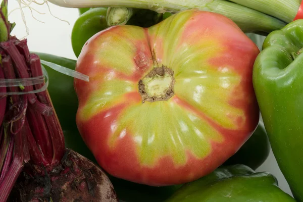 Close-up van een mooie Coeur de Boeuf tomaat — Stockfoto