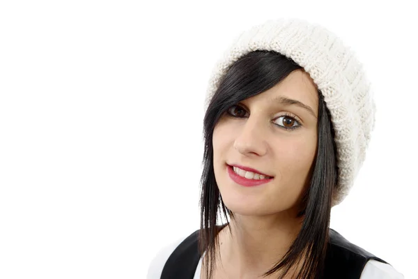 Retrato de una guapa morena joven con sombrero de invierno, sobre blanco — Foto de Stock