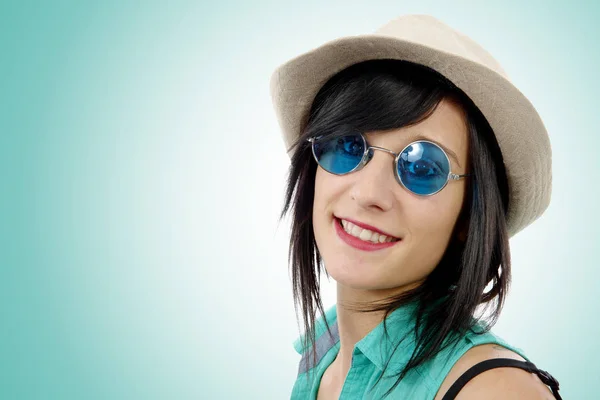 Hübsches brünettes Mädchen mit Sommerhut und blauer Sonnenbrille — Stockfoto