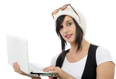 beyaz zemin üzerinde bir dizüstü bilgisayar ile genç esmer