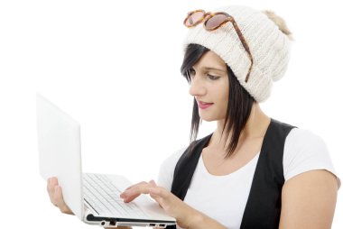 beyaz zemin üzerinde bir dizüstü bilgisayar ile genç esmer