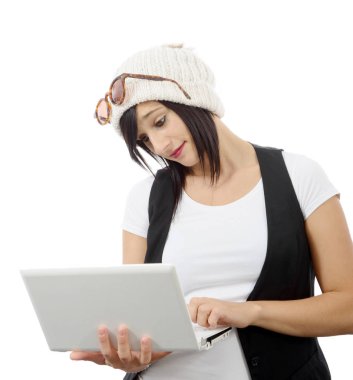 beyaz zemin üzerinde bir dizüstü bilgisayar ile genç esmer