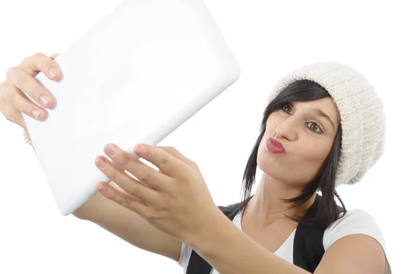 Jonge brunette meisje met tablet geïsoleerd op witte achtergrond — Stockfoto