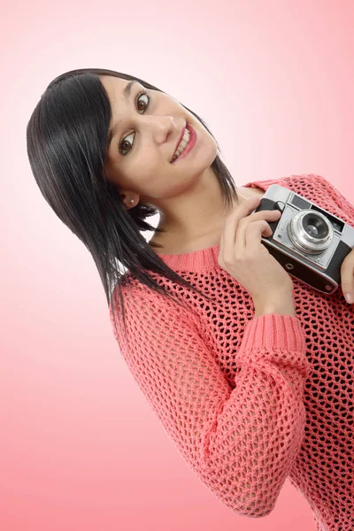 Mooie jonge brunette vrouw met antieke camera — Stockfoto