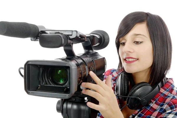 Hübsche junge brünette Mädchen mit einem professionellen Camcorder auf whi — Stockfoto