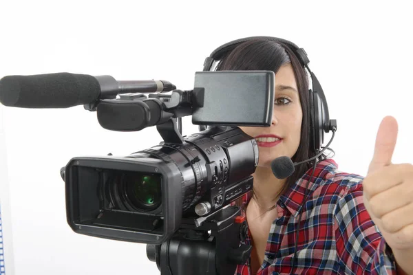 Krásná mladá brunetka s profesionální videokamery, na whi — Stock fotografie