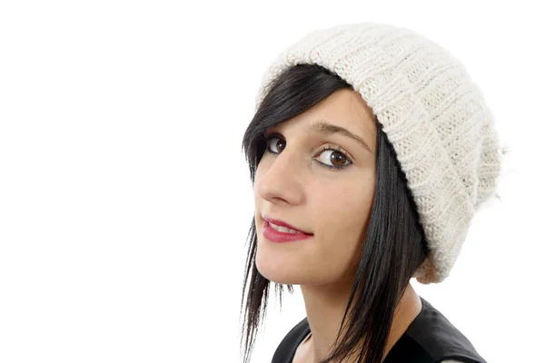 Portret van een mooie jonge brunette met winter hoed, op wit — Stockfoto