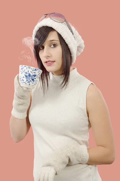 Mooie jonge brunette vrouw met een kopje thee — Stockfoto
