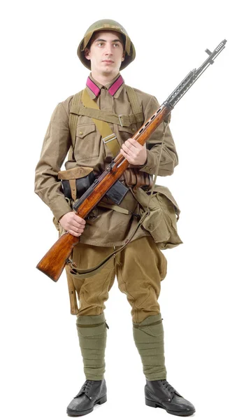 Junger sowjetischer Soldat mit Gewehr auf weißem Hintergrund — Stockfoto