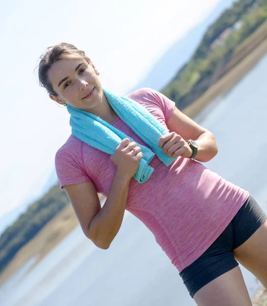 Junge sportliche Frau mit blauem Handtuch auf dem Land — Stockfoto