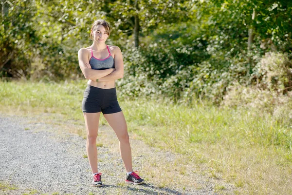 Jonge sportieve vrouw op het platteland — Stockfoto