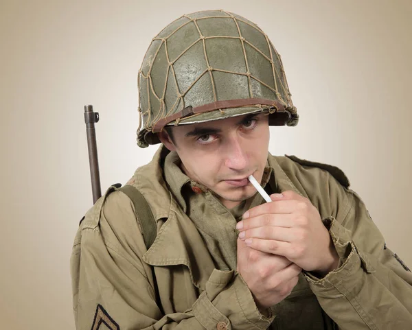 Joven soldado americano humo cigarrillo, la segunda guerra mundial — Foto de Stock