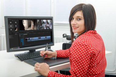 genç kadın tasarımcı grafik tablet video düzenleme için kullanma