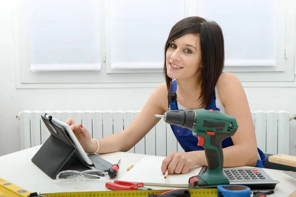 Attraente giovane donna che utilizza il tablet per fai da te — Foto Stock