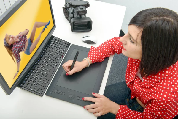 Giovane designer di sesso femminile utilizzando tablet grafica mentre si lavora con c — Foto Stock