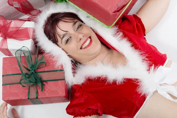 Menina bonita vestida como Papai Noel com presentes de Natal — Fotografia de Stock
