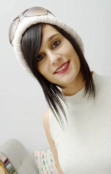 Portret całkiem młoda brunetka z Czapka zimowa, — Zdjęcie stockowe