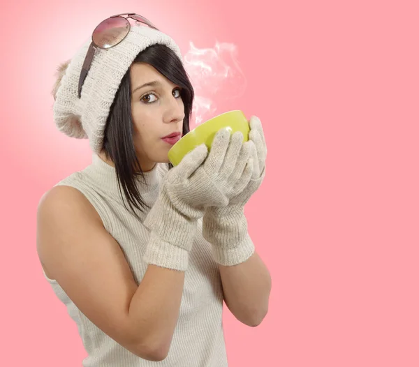 Bella giovane donna bruna con una tazza di tè — Foto Stock