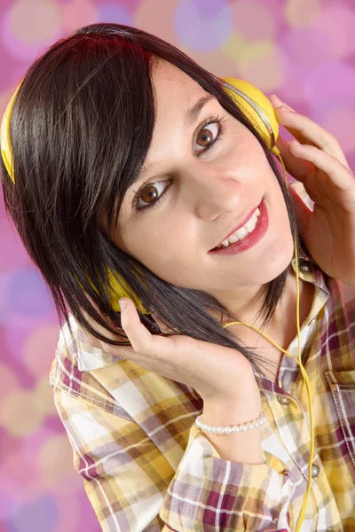 Jovem morena ouvindo música com fones de ouvido — Fotografia de Stock