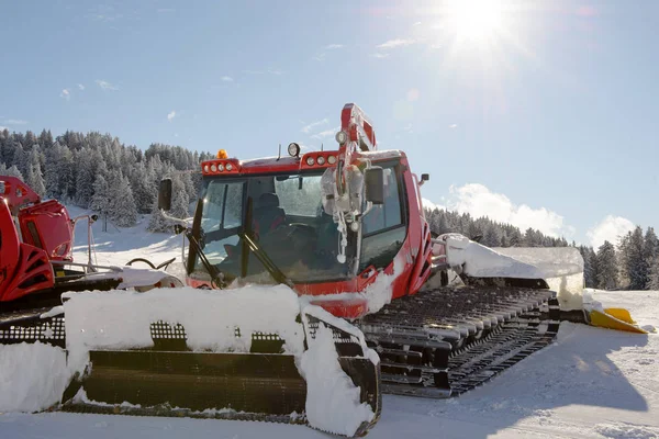 Snowcat, maszyna do usuwania śniegu, przygotowanie tras narciarskich — Zdjęcie stockowe